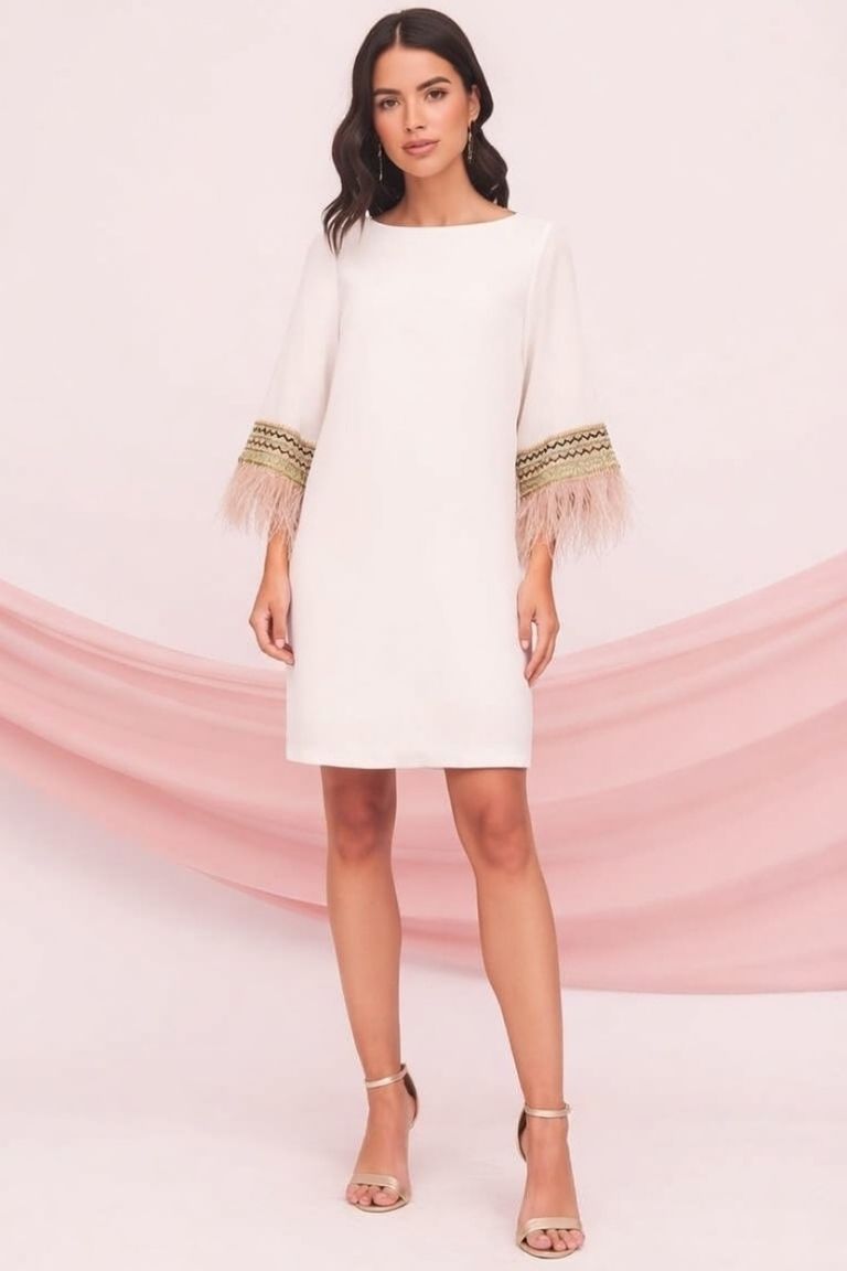 Vestido Corto Detalle Plumas